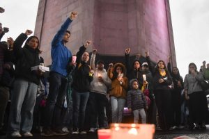 Colectivos de búsqueda, colectivos feministas, familiares y amigos realizaron una velada en las inmediaciones del Monumento a la Revolución denominada "Una luz por quienes faltan" en memoria de Amelo García.