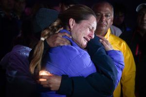 Vanessa Gámez, madre de Ameli García Gámez, quien desapareció hace una semana mientras realizaba una caminata en Pico del Águila en el Ajusco, pidió su pronta localización durante la velada "Una luz por quienes faltan" realizada en las inmediaciones del Monumento a la Revolución.