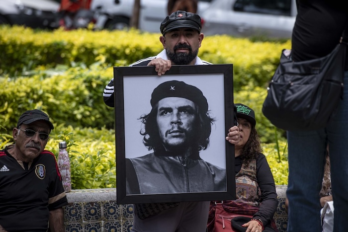 Vecinos de la colonia Tabacalera realizaron una protesta en el Parque San Carlos para exigir la reinstalación de las estatuas de Fidel Castro y "El Che".