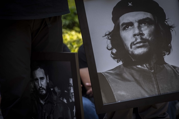 Vecinos de la colonia Tabacalera realizaron una protesta en el Parque San Carlos para exigir la reinstalación de las estatuas de Fidel Castro y "Che".