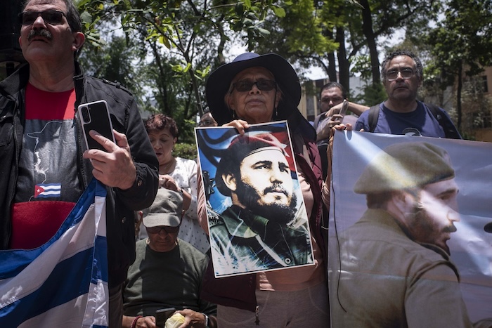 Vecinos de la colonia Tabacalera realizaron una protesta en el Parque San Carlos para exigir la reinstalación de las estatuas de Fidel Castro y "Che".
