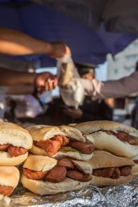 Miles de capitalinos acostumbran comer en puestos callejeros alrededor de las estaciones del Metro debido a que van de prisa a sus respectivos trabajos. 