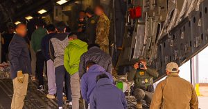 Alligator Alcatraz comenzó a recibir a inmigrantes: ¿Qué pasará con ellos?