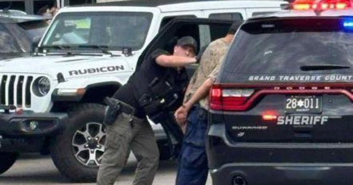 Autoridades de EU reportaron un apuñalamiento masivo en un Walmart de Michigan, que dejó un saldo de al menos 11 personas lesionadas, varias de gravedad.