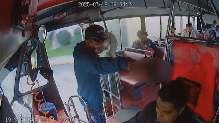 En menos de un minuto, tres ladrones asaltaron una unidad del transporte público de la ruta Mazame-Canoa en la ciudad de Puebla.