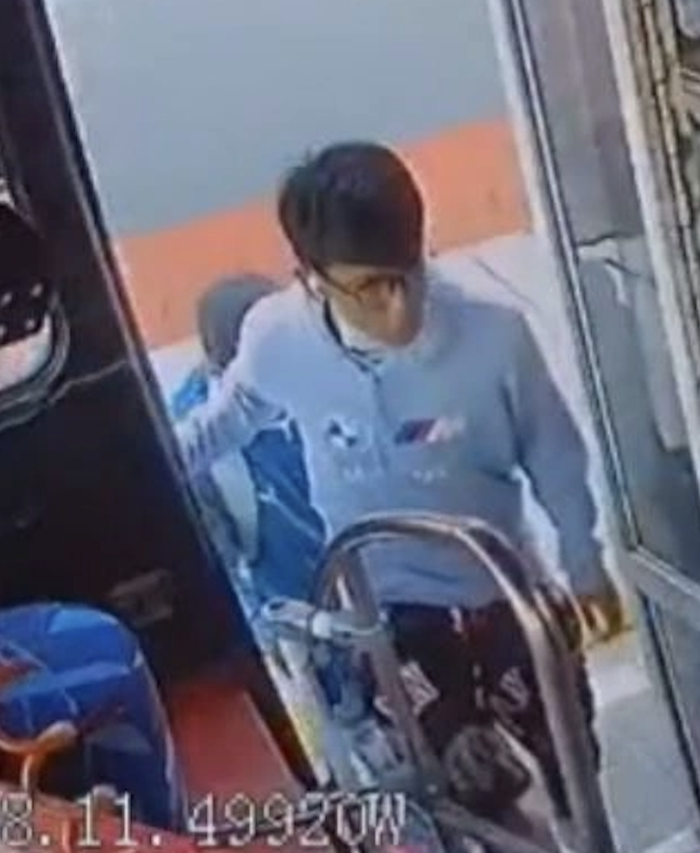 En menos de un minuto, tres ladrones asaltaron una unidad del transporte público de la ruta Mazame-Canoa en la ciudad de Puebla.