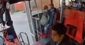 En menos de un minuto, tres ladrones asaltaron una unidad del transporte público de la ruta Mazame-Canoa en la ciudad de Puebla.