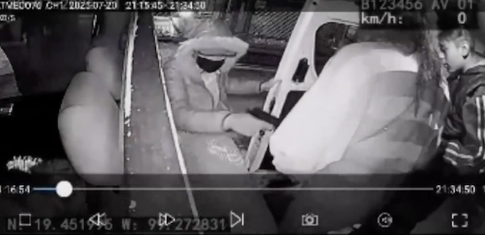 El chofer de una combi de transporte público de Naucalpan, Estado de México, logró frustrar un asalto gracias a un escape a toda velocidad.