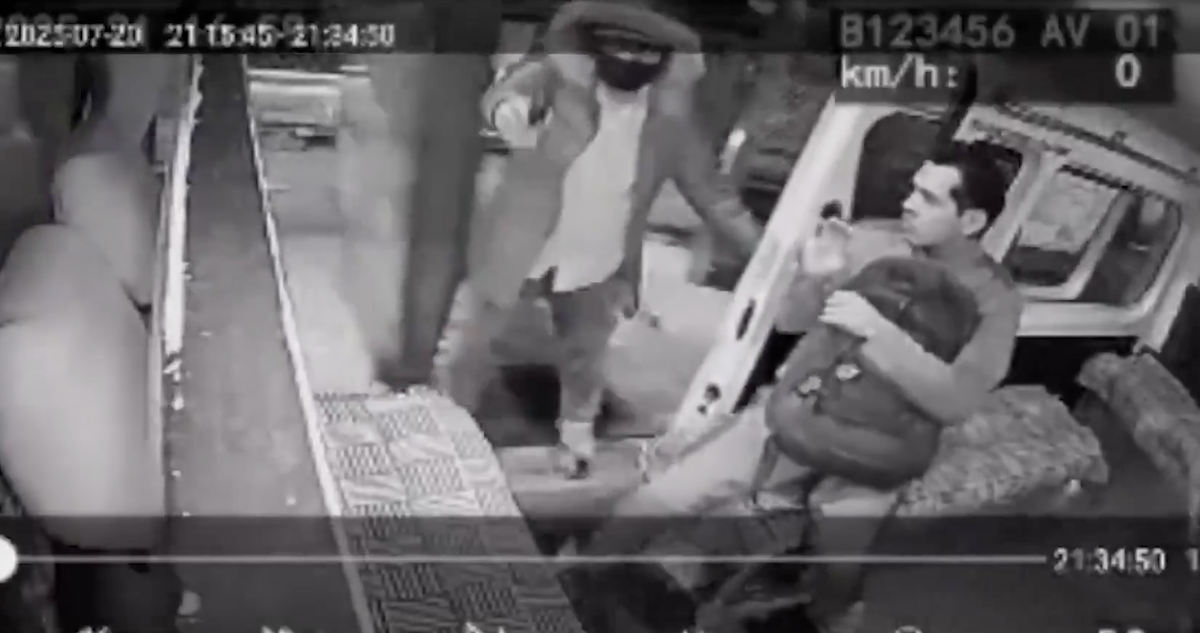 El chofer de una combi de transporte público de Naucalpan, Estado de México, logró frustrar un asalto gracias a un escape a toda velocidad.