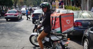 Las y los repartidores que trabajan para aplicaciones o plataformas están cubiertos con seguro médico en caso de sufrir un accidente mientras hacen una entrega.