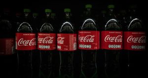 Trump cambia la fórmula de la Coca-Cola: ahora el refresco llevará azúcar de caña.