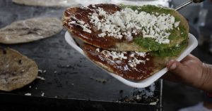 Hermanos toman control del negocio familiar por presencia de ICE en Los Ángeles.