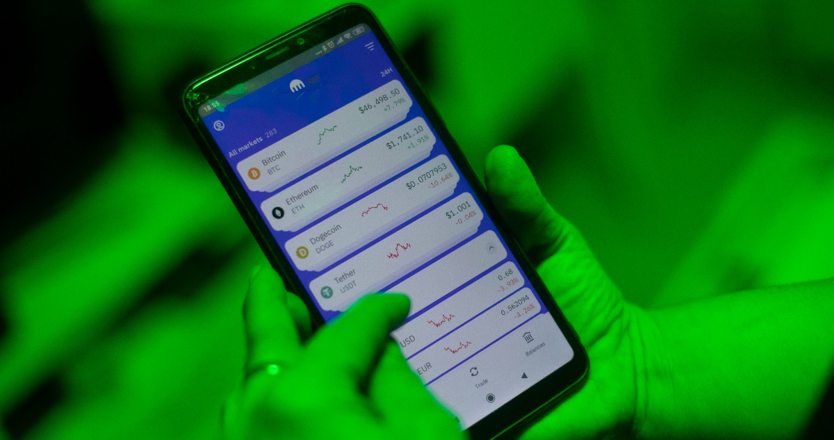 El dinero del crimen se transfiere a criptomonedas, que atraviesan la frontera a México: ahí son vendidas más baratas a cambio de dólares.