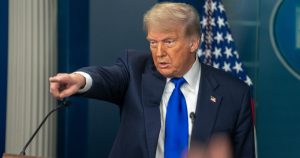 Donald Trump está barajando la imposición de sanciones adicionales contra Rusia tras expresar su descontento con la actitud de Vladímir Putin.