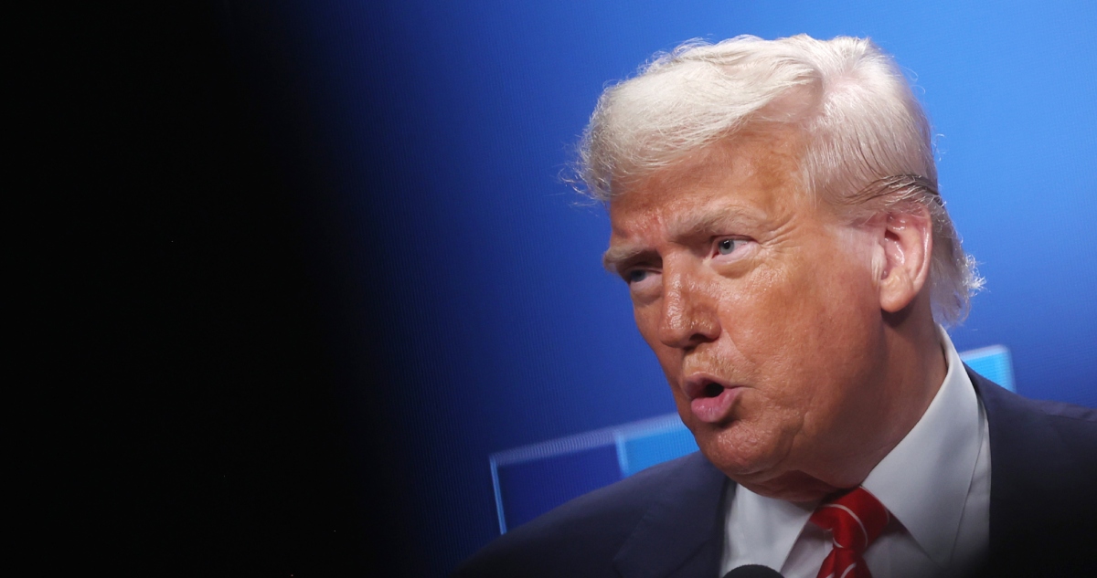 El jueves, The Wall Street Journal informó que, para el quincuagésimo cumpleaños de Epstein, Trump, entre otros, le envió una carta de cumpleaños “obscena”.