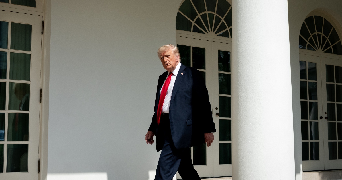 El Presidente Trump habría sabido que su nombre aparece en los archivos Epstein desde mayo, según el WSJ.