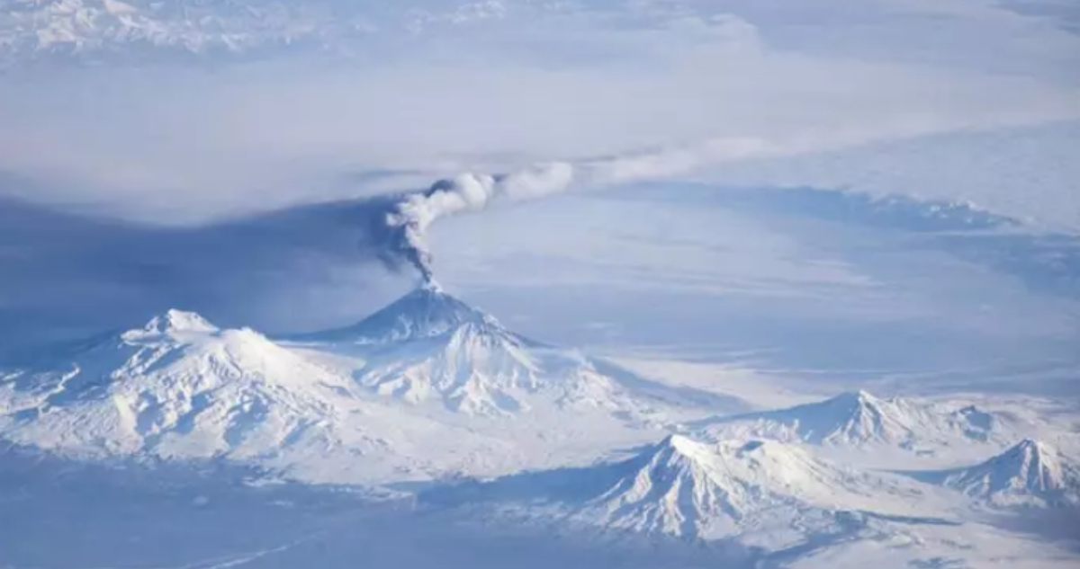 El volcán Kliuchevskoi, situado en la península rusa de Kamchatka, entró en erupción tras el fuerte terremoto registrado horas antes frente a la costa del país.