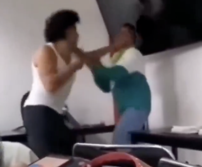 Un estudiante de una universidad de Hidalgo atacó a golpes a un profesor dentro de un aula, supuestamente debido a que el docente se había burlado de él.