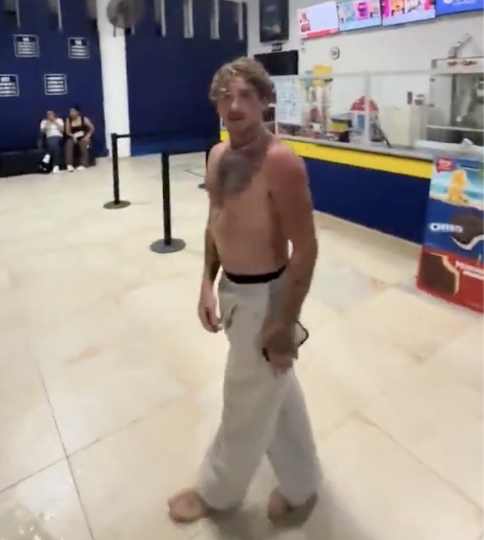 Un turista extranjero fue grabado cuando agredía a una mujer mexicana en un cine de Oaxaca; el video se hizo viral en redes sociales y provocó indignación.