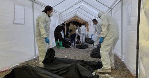 Deudos buscan a sus muertos entre los cuerpos hallados en crematorio de Juárez