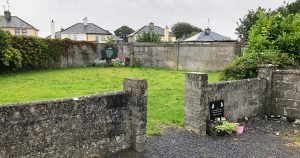 Vista de la fosa común en el Hogar para Madres y Bebés en Tuam, Galway, Irlanda.