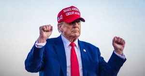 El presidente Donald Trump no deja de innovar con respecto a la línea de productos alusivos a su imagen y de manera inesperada anunció el lanzamiento al mercado un perfume con una figura dorada de sí mismo.