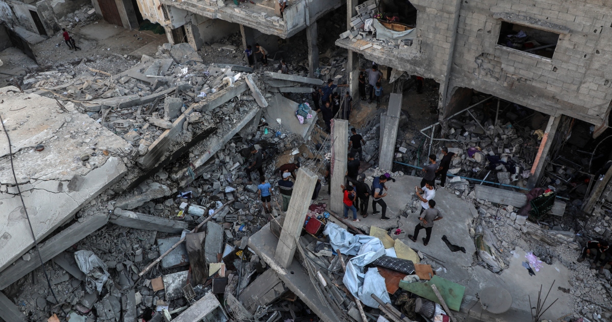 Las autoridades de la Franja de Gaza, controladas por Hamás, han elevado a más de 59 mil 200 los muertos y 143 mil los heridos por la ofensiva de Israel.