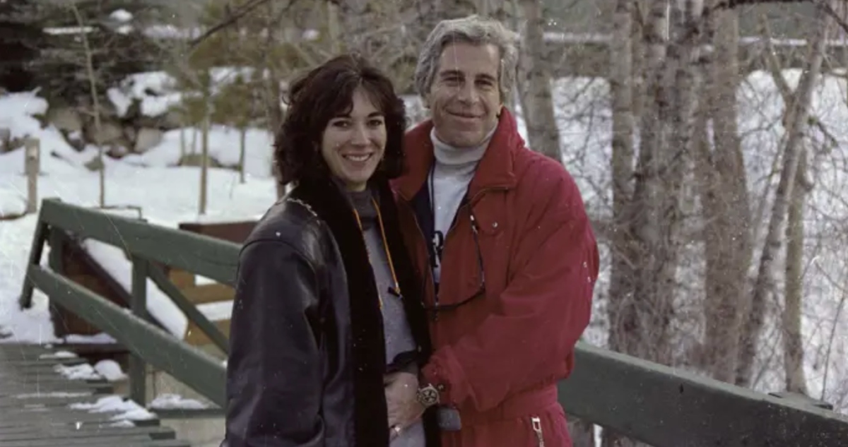 Jeffrey Epstein, en una foto junto a Ghislaine Maxwell, su expareja y condenada por tráfico sexual.