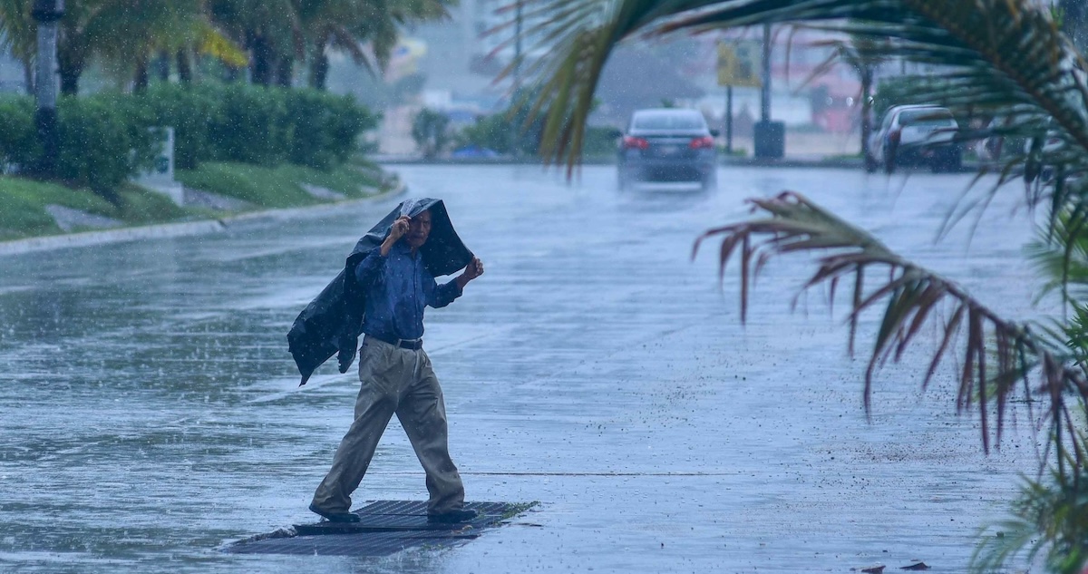 El huracán "Flossie" se intensificó a categoría 2 mientras continúa su trayectoria por el Pacífico, informó el Servicio Meteorológico Nacional (SMN).