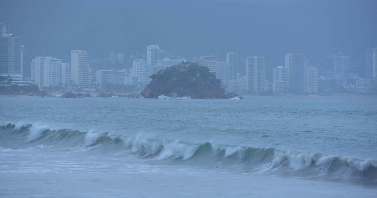 El huracán "Flossie" perdió fuerza este miércoles y se degradó a categoría 2, mientras continúa su avance por el Océano Pacífico y se aleja de costas mexicanas.