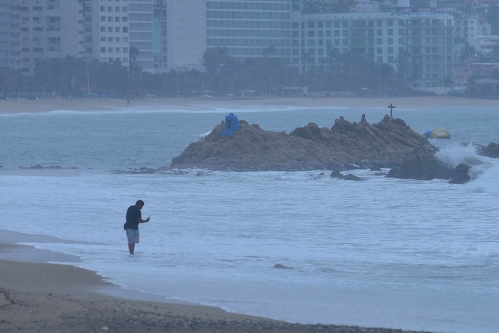El huracán "Flossie" se intensificó a categoría 2 mientras avanza por el Pacífico, paralelo a costas de México, informó el Servicio Meteorológico Nacional (SMN).