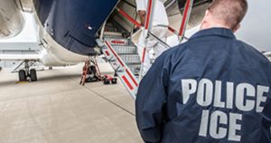 Joshua Aaron desarrolló ICEBlock tras observar un aumento en los operativos migratorios en EU. Su objetivo fue crear una herramienta para alertar sobre el ICE.