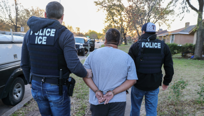 Agentes de ICE haciendo un arresto en Dallas, Texas.