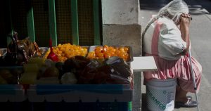 Las ventas de ambulantes en California se desploman. La migra acosa mujeres mayores.