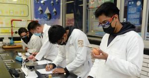 Me quedo con la sensación de que el concepto “inteligencia creativa” es redundante, tautológico.