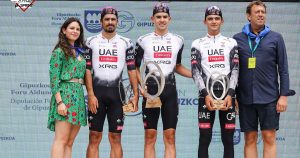No todo es ganar en el deporte. Una muestra de ello la dio Isaac del Toro, quien dejó ganar a Igor Arrieta, su compañero de equipo, la Clásica de Ordizia.
