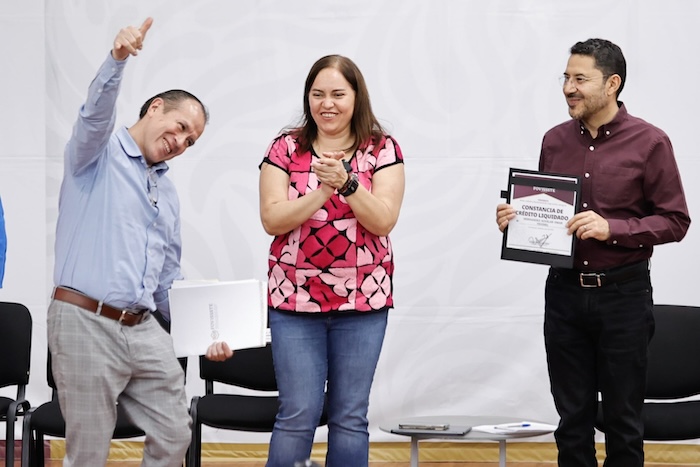 Martí Batres, director del ISSSTE, encabezó la ceremonia de entrega de constancias de finiquito de créditos del FOVISSSTE a 300 derechohabientes.