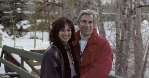 Jeffrey Epstein, en una foto junto a Ghislaine Maxwell, su expareja y condenada por tráfico sexual.