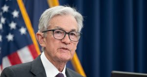 La Reserva Federal (Fed, por sus siglas en inglés) anunció que mantendrá sin cambios las tasas de interés quedando de esta manera en el rango de 4.25% y 4.50%.