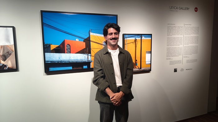 Fotógrafo Gregorio Díaz junto a su arte.