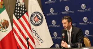 Los mexicanos arrodillados a Trump