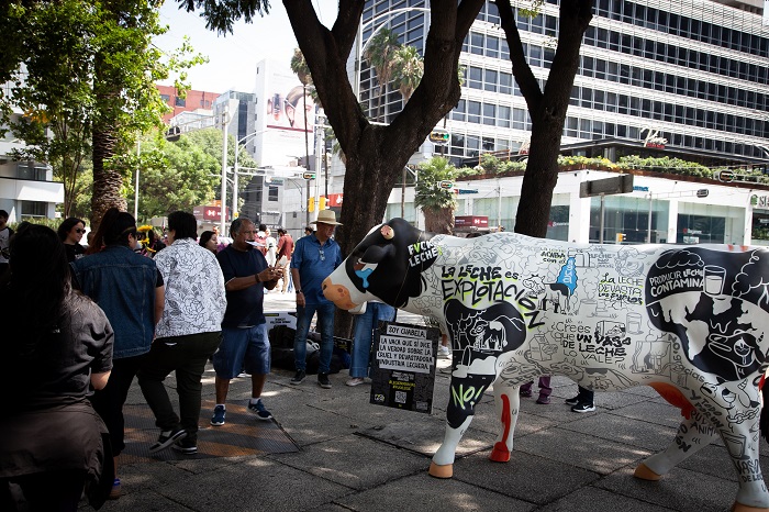 La escultura de Chabela lleva escritos y dibujados datos reales.