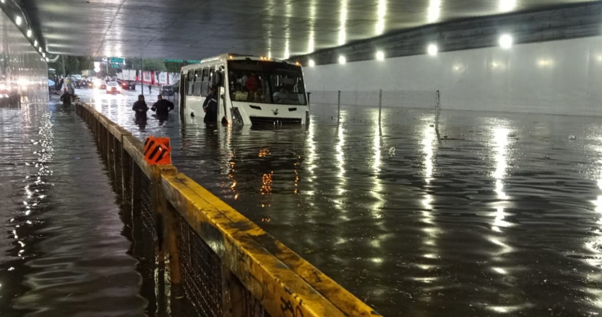 Elementos de la SSC-CdMx rescataron a pasajeros que quedaron atrapados en un microbús tras una inundación en la Alcaldía Tlalpan, derivada de las lluvias.