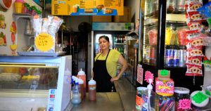 Migrantes podrían cerrar negocios en California por redadas contra migrantes.