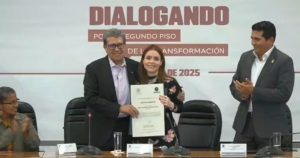 La grafóloga Maryfer Centeno fue invitada a la Cámara de Diputados para participar en un foro de Morena; en el evento lanzó diversos halagos a Ricardo Monreal.