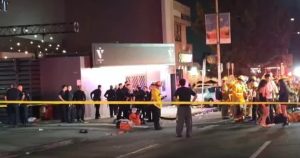 La Fiscalía de Los Ángeles anunció el martes decenas de cargos por delitos graves contra el hombre sospechoso de causar un atropello masivo el fin de semana.