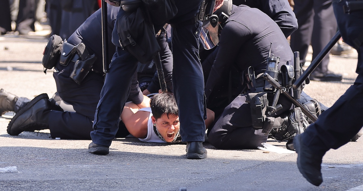 Padres migrantes sin documentos que radican en Los Ángeles están considerando dejar de llevar a sus hijos a las escuelas por temor a las redadas de ICE.