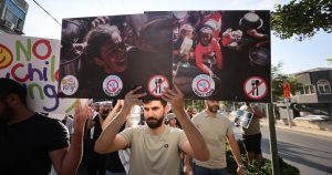 Ayer hubo una movilización en Israel. Gente que denuncia el horror. Israelíes que se muestran contra lo que describen como “atrocidades cometidas en su nombre”.