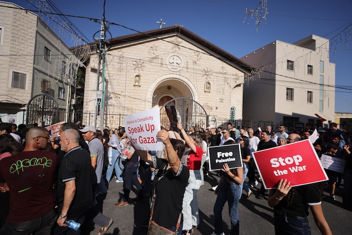 Ayer hubo una movilización en Israel. Gente que denuncia el horror. Israelíes que se muestran contra lo que describen como “atrocidades cometidas en su nombre”.