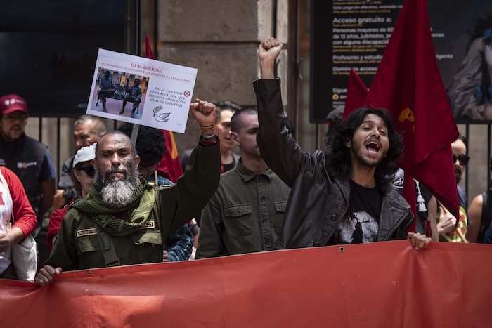 Vecinos de la colonia Tabacalera realizaron una protesta en el Parque San Carlos para exigir la reinstalación de las estatuas de Fidel Castro y "Che".